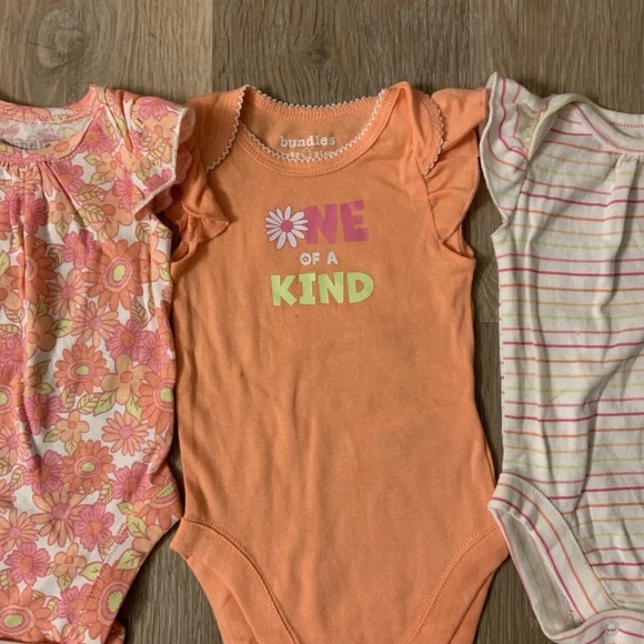 Bundles Baby Place Girl’s Size 0-3 Months Lot Of Four Flutter Sleeve Rompers - Picture 3 of 5